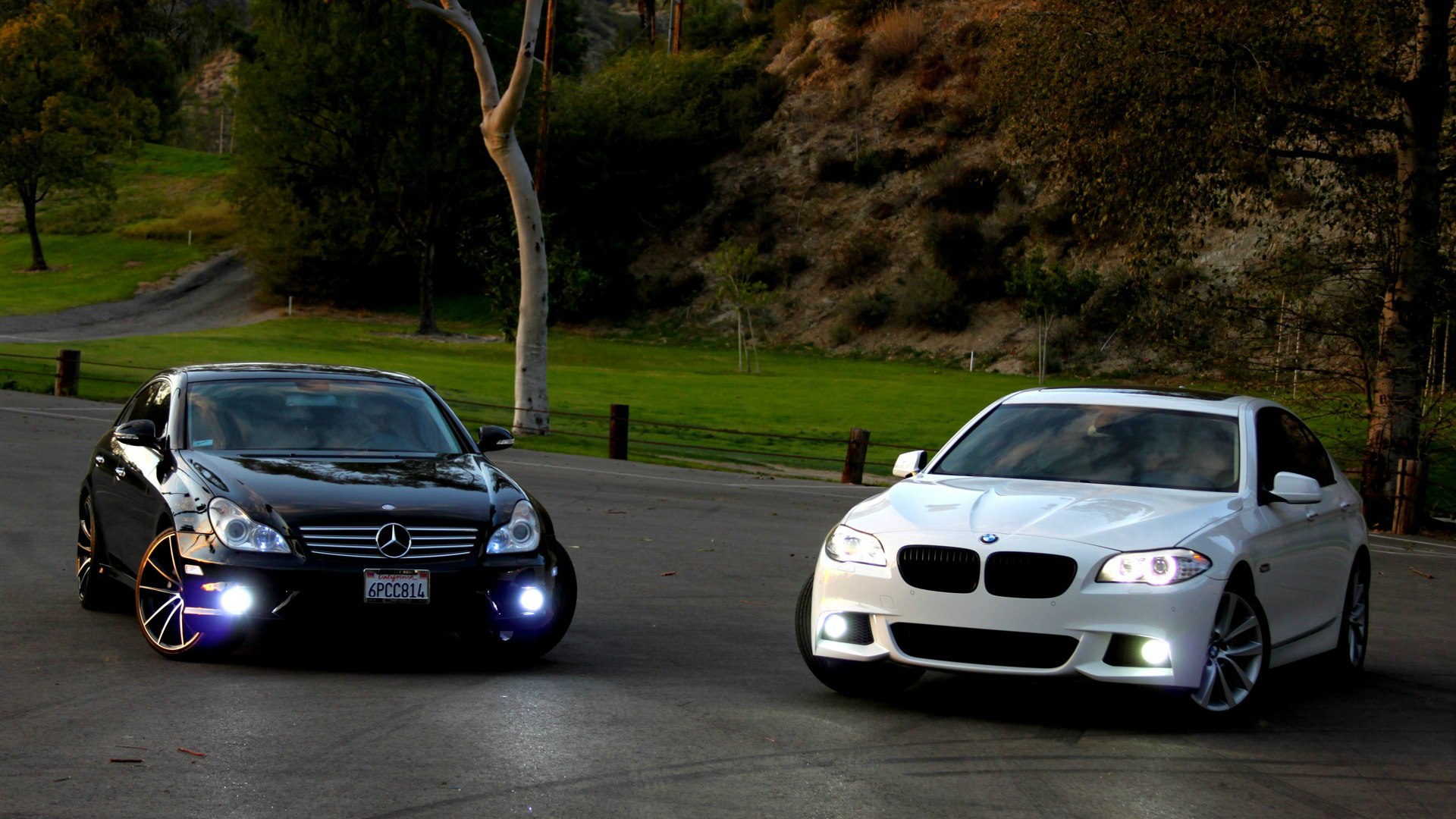 Черный Mercedes CLS-class и белый BMW 5 series